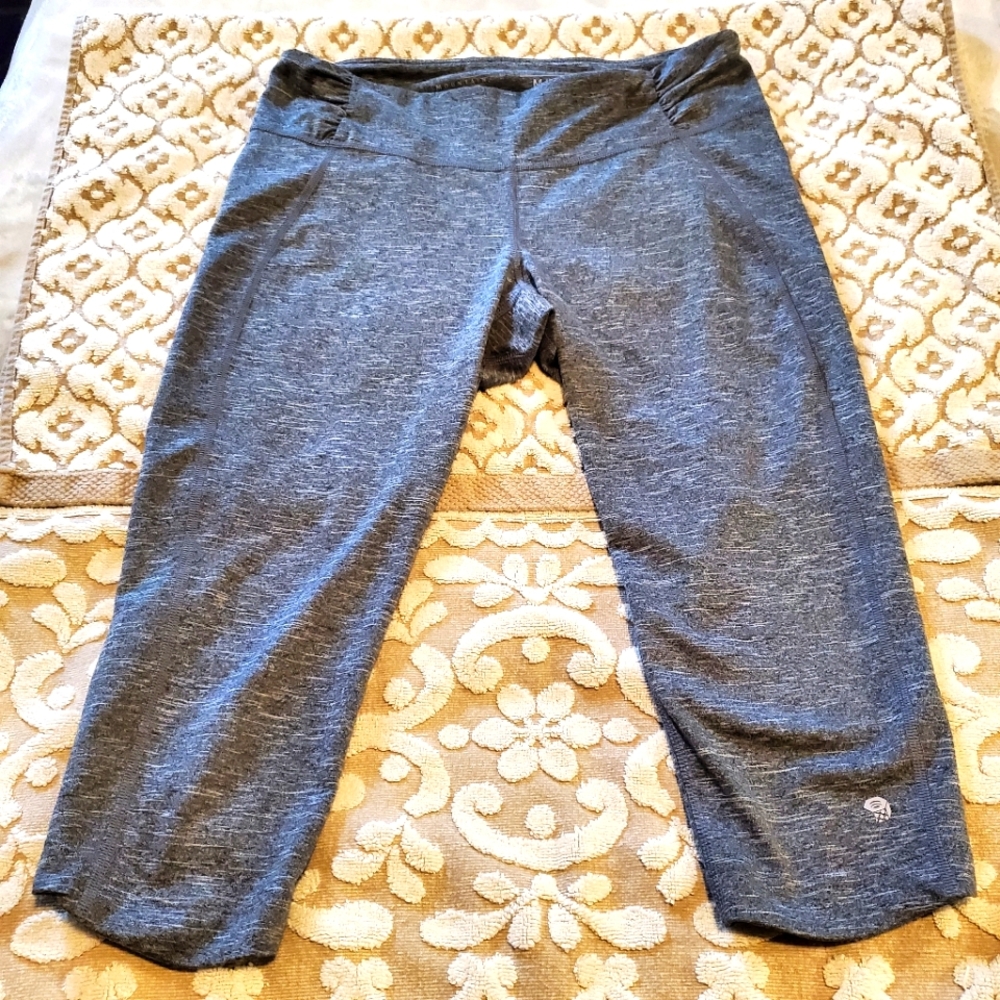 Mountain Hardwear ruched active wear capris